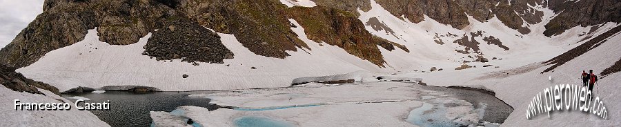 01 Piero e Raffaele costeggiano il Lago di Coca.JPG